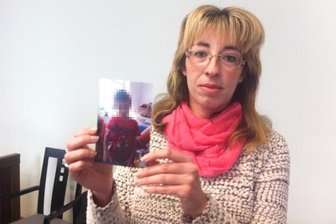Eine Kindesentführerin kämpft weiter: "Ich will Gerechtigkeit" - Claudia Renneberg zeigte im Gerichtssaal ein Foto ihres Sohnes, der wieder bei ihr lebt.