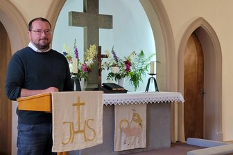 Eine Kirche ganz ohne Turm und Glocken feiert Jubiläum - Albrecht Hoffmann an seinem Arbeitsplatz in der St. Petri-Kirche.