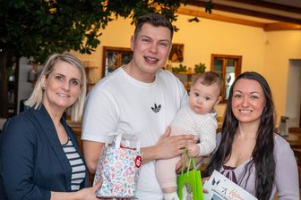 Eine Kita bei Rochlitz ohne Sorgen: Was macht die kleine Gemeinde Seelitz zum Erfolgsmodell? - Claudius und Alina Bemmann mit Töchterchen Matilda kamen beim Babyempfang Seelitz mit Jennifer Kirste (l.) von der Stadtverwaltung Rochlitz ins Gespräch.