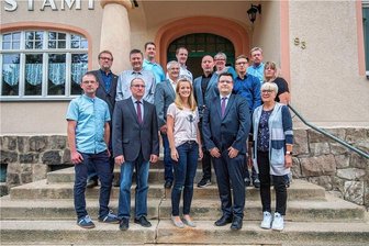 Der Auerbacher Stadtrat mit Ulf Lange (2. Reihe, in der Mitte). Wegen seiner Tätigkeit als Energiemanager in Burkhardtsdorf darf Ulf Lange nicht länger im Gemeinderat seines Dorfes sitzen - sagt die Mehrheit des Gremiums.
