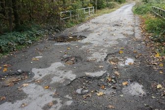 Eine Kreisstraße, die niemand will - Die Brücke über den Kornaer Wiesenbach bildet die Grenze zwischen derGemeinde Werda und der Stadt Schöneck. Die über sie führende Straßegehört dem Vogtlandkreis.