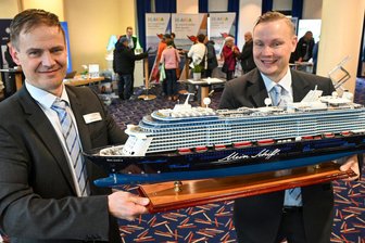 Eine Kreuzfahrt für 1000 Euro – geht das? Ein Rundgang über die Kreuzfahrtmesse in Chemnitz - Rund 3,8 Millionen Deutsche unternahmen 2024 eine Kreuzfahrt auf Fluss oder Meer. Kai Ullmann (links) und Marko Ullmann versammelten ein Dutzend Reedereien zu einer Messe im Congress Hotel.
