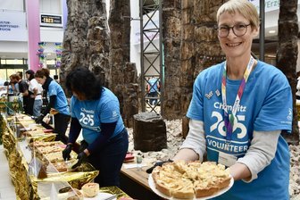 Eine Kulturhauptstadt in Obst-Euphorie: Apfelkuchen-Parade und jede Menge Rezepte - Jana Nitzsche war Teil der Apfelkuchen-Parade im Tietz.
