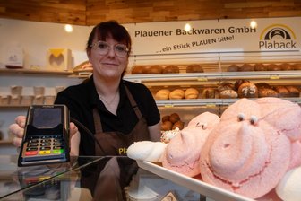 „Eine Kundin steckt aus Angst vor Diebstahl kein Bargeld mehr ein“: Bei welchen Bäckern man in Plauen mit Karte zahlt - Verkäuferin Franziska Frank von Plaback in den Kolonnaden. Das Geschäft hat seit Juni ein Kartenlesegerät.
