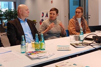 Eine Landschaft zum Anbeißen – Wettbewerb „Wie schmeckt Kulturregion?“ startet - Josephine Hage (Mitte) erläutert mit Silvio Sabrowski (IHK) und Romy Weisbach (Handwerkskammer) den Wettbewerb.