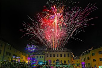 Eine laue Nacht, Tausende von Menschen und Gänsehaut beim OB: Reichenbach feiert eine rauschende Party - Das Feuerwerk war der Höhepunkt des Eröffnungsabends.