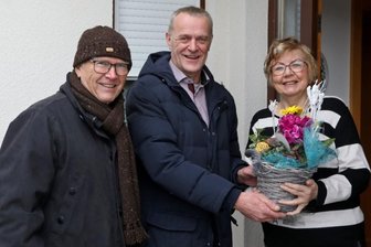 Eine lebende Legende ist seit 50 Jahren Mitglied der FDP - FDP-Ortsverbandsvorstandsmitglied Albrecht Franke und Ortsverbands-Chef Jörg Schubert überbringen Ulrike Schwäblein-Sprafke Glückwünsche (von links). Die Ärztin ist seit 50 Jahren FDP-Mitglied.