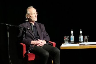 Eine lesenswerte Hörspielwürdigung in Buchform: Theater für die Ohren - Der Literaturwissenschaftler Günter Peters, hier bei einer Veranstaltung 2022 im Chemnitzer Weltecho, liebt moderne Musik und Hörspiele.