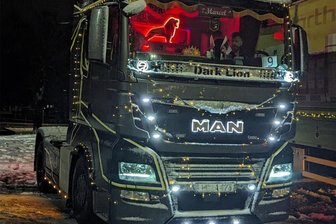 Eine Lichterfahrt wurde nicht erlaubt: Beleuchtete Laster auf Betriebsausflug durch Hainichen und das Striegistal - Ein Fahrzeug der Firma Brehm-Transporte aus Hainichen ist schon für die Weihnachtsausfahrt vorbereitet worden.
