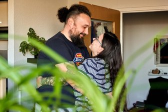 Eine Liebe auf 30 Quadratmeter: Ein Chemnitzer Paar und die Suche nach Nähe - Christian Jasch und Angelika Will in ihrer Wohnung im Heckert. Seit zwei Jahren sind sie ein Paar.