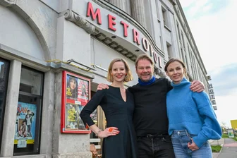 „Eine Liebeserklärung an die Stadt“: Stars und Fans feiern neuen Erzgebirgskrimi in Chemnitz - Teresa Weißbach (links), Kai Scheve und Masha Tokareva bei der Chemnitz-Premiere des neuen Erzgebirgskrimis „Die letzte Note“ im Kino Metropol.