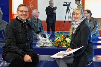 Eine Liebeserklärung: Was eine junge Frau am Erzgebirge findet - Geschäftsführer Steve Ittershagen (links) überreichte Edwina Richter am Mittwoch in der Welterbestätte Drei-Brüder-Schacht eine Auszeichnung für ihre Bachelorarbeit .
