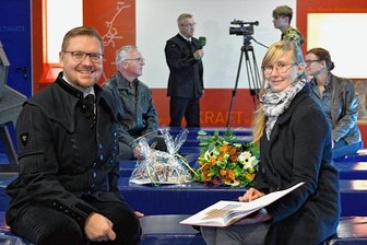Eine Liebeserklärung: Was eine junge Frau aus Eppendorf am Erzgebirge findet - Geschäftsführer Steve Ittershagen (links) überreichte Edwina Richter am Mittwoch in der Welterbestätte Drei-Brüder-Schacht eine Auszeichnung für ihre Bachelorarbeit .