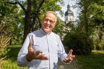 „Eine Liste abarbeiten, das muss ich nicht“: Plauener Pfarrer Andreas Gräßer geht in den Ruhestand - Andreas Gräßer, Pfarrer der Lutherkirche, ist genauso, wie die Fotografin ihn eingefangen hat: ein freundlicher, zugewandter Mensch. Nun geht er in den Ruhestand.