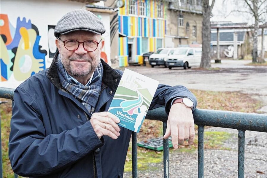 Eine literarische Reise in Flöhas Vergangenheit - Stefan Tschök an der ehemaligen Buntpapierfabrik in Plaue.