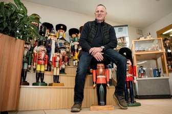 Eine Männerfreundschaft, 450 Nussknacker und 2300 Besucher: Das Erfolgsrezept des Erzgebirges in Baden-Württemberg - Zurück von der Sonderschau: Uwe Löschner auf einem Nussknacker-Barhocker von 1985.