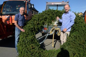 Eine Maibaumscheibe und ein Ei: Warum ein Dorf im Vogtland zwei Euro dafür haben will - Thomas Pierer (links) und Michael Vogel sichern den Maikranz, der erstmals mit Baum in Ellefeld aufgestellt wird.