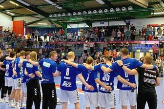 Eine Mannschaft schreibt Geschichte - Ein sehnsüchtiger Wunsch ist am Sonnabend nach Abpfiff des Zweitliga-Spiels der Auer in Erfüllung gegangen: Mannschaft und Fans durften endlich wieder gemeinsam einen Sieg feiern - und noch dazu die turbulenteste, sportlich aber auch bisher beste Saison des EHV.