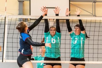 Eine Mannschaft, zwei Gesichter - Sarah Bergmann von den Neuseenland Volleys (links) heizte den Hormersdorfer Ex-Kolleginnen - am Netz Claudia Böttcher (rechts) und Lisa-Marie Beyer - ordentlich ein. 