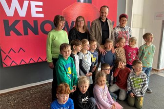 Eine Maschine größer als die Kita: Vorschulkinder aus dem „Spielhaus“ besuchen Otex Textilveredelung in Flöha - Die Vorschul-Kinder aus der Kita „Spielhaus Groß und Klein“ mit ihrer Erzieherin Petra Beier (rechts) und Geschäftsführer Nico Teutsch bei der Firma Otex Textilveredelung in Flöha.