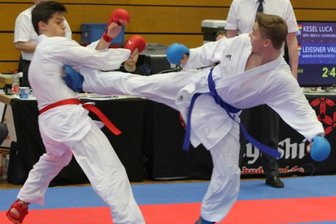 Eine Medaille und viel Lerneffekt - Valentin Leißner (r.) vom Karate-Do Rochlitz schied nach seinem zweiten Kampf aus, ist bei der nationalen Meisterschaft in Ludwigsburg aber wieder ins Blickfeld der Nationaltrainer gerückt.