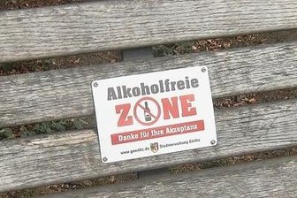 Eine Mehrheit stimmt für das Alkoholverbot - Mit solchen Hinweisen setzte die Stadt Görlitz ihr Alkoholverbot 2016 um. Ähnliche Schilder soll es ab Mai auch am Plauener Tunnel und im Lutherpark sowie auf den Straßen geben, wo es künftig verboten ist, werktags von 11 bis 23 Uhr öffentlich Alkohol zu konsumieren. Zudem hat der Stadtrat eine zusätzliche Stelle für Streifen des Ordnungsamtes und die Finanzierung eines weiteren Streetworkers beschlossen.