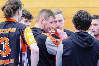 "Eine mentale Ernüchterung" - Will die Drittliga-Volleyballer des VC Zschopau in der Dritten Liga Ost nach einem schwachen Saisonstart zurück in die Erfolgsspur führen: Trainer Andreas Richter (Mitte).