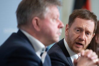 Eine Milliarde in den Miesen: Was Sachsens Bürgermeister-Chef nach neuem Zahlenabgleich von Kretschmer verlangt - Kann das Land die finanzielle Not der Kommunen lindern? SSG-Präsident Bert Wendsche bei einem Termin im Februar 2022 mit Ministerpräsident Michael Kretschmer (CDU).