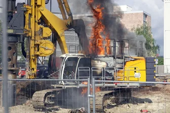 Eine Million Euro Schaden bei Brand an Baumaschine - Eine Baumaschine stand am Montagvormittag auf dem Johannisplatz in Chemnitz in Flammen.