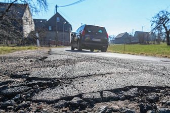 Eine Million Euro sollen nach Erlebach in die Straßensanierung fließen - Im Kriebsteiner Ortsteil Erlebach soll die desolate Fahrbahn der Kreisstraße für rund eine Million Euro erneuert werden.