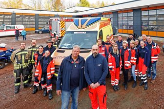 Eine Minute, die entscheiden kann: Gersdorfer Retter können schneller ausrücken - Gunter Philipp (vorn links) mit Ronny Stehr und einem Teil des Retterteams am Neubau der Rettungswache.