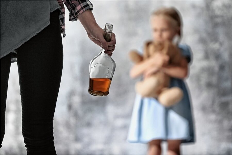 Eine Mutter aus dem Erzgebirge und ihr harter Weg aus der Alkoholsucht - Diese nachgestellte Szene zeigt eine alkoholkranke Frau. 1,6 Millionen Bundesbürger zwischen 18 und 64 leiden unter dieser Sucht. 