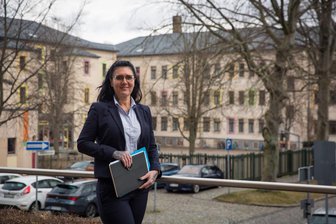 Eine Mutter kämpft im Erzgebirge für mehr Unterricht: 10-Punkte-Plan soll Ausfallproblem beheben - Susanne Rasch an der Altstadtschule Stollberg. Die Elternvertreterin sorgt sich wegen des Unterrichtsausfalls, sieht strukturellen Handlungsbedarf.