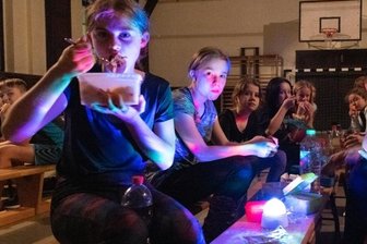 Eine Nacht in der Turnhalle -