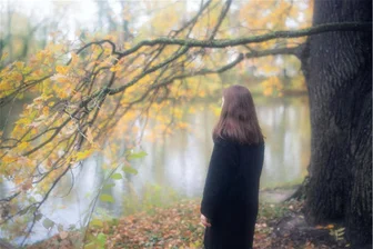 Eine neue Antikörper-Therapie hat meine Migräne gelindert - Ruhe und Natur helfen Julia K. aus Dresden, mit ihrer Migräne besser zurechtzukommen.