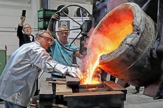 Eine neue Glocke für Halsbrücke: Warum auch bei Experten mal etwas schief gehen kann - Zu Beginn des Gussvorgangs lief alles noch nach Plan. Die erfahrenen Gießer des Sächsischen Metallwerks hatten alles unter Kontrolle. Die flüssige Legierung floss ordnungsgemäß in die Form.