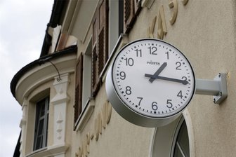 Eine neue Rathausuhr für Wüstenbrand - Am Rathaus in Wüstenbrand wissen die Bürger jetzt wieder, was die Stunde geschlagen hat.