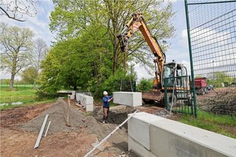 Eine neue Schutzmauer im Sommerbad in Gersdorf und die Millionenfrage - Die Firma Dieter Vogel hat die Arbeiten an der neuen "Hochwassermauer" im Freibad Gersdorf abgeschlossen.