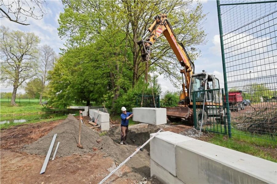 Eine neue Schutzmauer im Sommerbad in Gersdorf und die Millionenfrage - Die Firma Dieter Vogel hat die Arbeiten an der neuen "Hochwassermauer" im Freibad Gersdorf abgeschlossen.