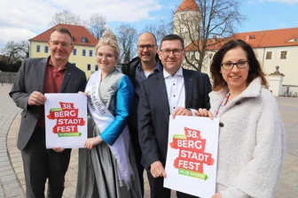Eine Neueröffnung, das Bergstadtfest, eine Unternehmensgeschichte und ein Straßenbau: Die guten Nachrichten aus Mittelsachsen - Gemeinsam für ein neues Bergstadtfest in Freiberg: Sven Krüger (v. l.), Silberstadtkönigin Laura I., David Bojack, Holger Scheich und Anja Fiedler.
