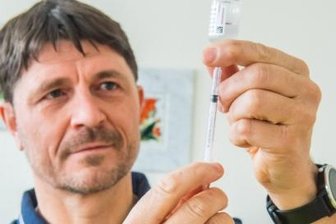"Eine nie da gewesene Infektwelle" - Der Auer Hausarzt Dr. Lars Schirmer impft in seiner Praxis, obwohl das eine Herausforderung für sein Team ist.