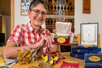 Eine Olympiasiegerin wird 60 - Ines Kaulfuß, geborene Geißler, zeigt ihre Goldmedaille, die sie bei den Olympischen Spielen 1980 in Moskau über 200 Meter Schmetterling errang.