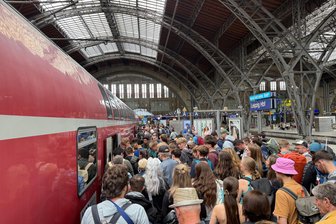 Eine Panne weniger beim RE 6: So reagieren die Fahrgäste zwischen Chemnitz und Leipzig - Viele Reisende nutzen täglich den RE 6 (hier in Leipzig) , trotz der Unwägbarkeiten. Selbst unter der Woche kann es richtig voll werden.
