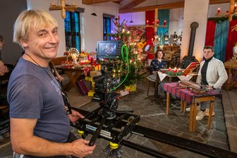 Eine perfekte Illusion: MDR dreht in Marienberg Heilig-Abend-Sendung „Stille Nacht im Arzgebirg“ - Sergej Korotkow führt eine von insgesamt drei Kameras, die in der Weihnachtsstube auf Gelenaus Pfarrerin Rebekka Oesterreich und Moderator Florian Stölzel gerichtet sind.