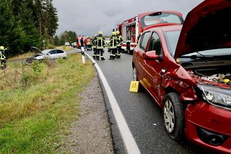 Eine Person bei Unfall zwischen Grünhain und Bernsbach verletzt - Auf der Straße zwischen Grünhain und Bernsbach (S 222) kollidierten am Samstagnachmittag diese beiden Pkw.