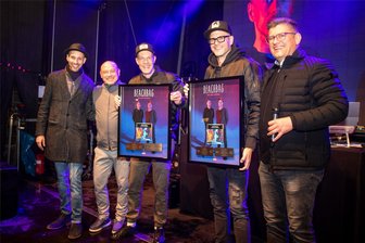 Eine Platin-Schallplatte zum Start: Stadtfest Burgstädt legt los - Das Münchener DJ-Duo "Beachbag" erhielt beim Stadtfest in Burgstädt eine Platin-Schallplatte für seinen Hit "We Are Young".