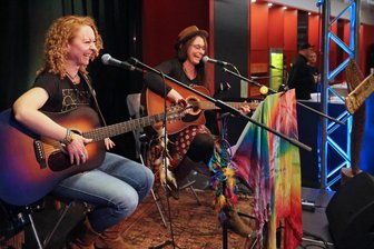 Eine Plattform für Geschichtenerzähler und Weltenbummler: Wie es mit dem Plauener „Weltblicke-Festival“ weitergehen soll - Die „Murmelmädchen“ aus Kirchberg lieben das Weltblicke-Festival. An beiden Veranstaltungstagen sorgten sie im Foyer der Festhalle für den passenden Sound.