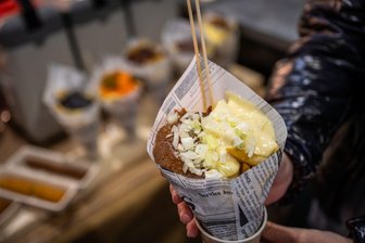 Eine Pommessoße namens "Fritten-Krieg"? Warum sie mega ist - Krieg der braun-weißen Soßen: Erdnusssoße, Mayo und rohe Zwiebeln toppen die frischen Pommes. 