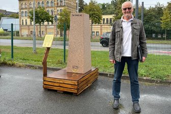 Eine Postmeilensäule für Chemnitz: Was August der Starke konnte, wollen diese Chemnitzer noch einmal schaffen - Rolf Schmalfuß von der Forschungsgruppe Kursächsische Postmeilensäulen präsentiert vor dem Fahrzeugmuseum den Teil der Säule, der künftig die Inschriften enthalten wird.