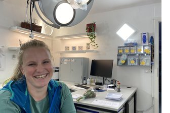 Eine „Praxis für alle Felle“: Wie Reichenbach plötzlich zu einer neuen Tierärztin kam - Caroline Jarmuth in ihrer „Praxis für alle Felle“. Die Tierärztin lädt zu einer Eröffnungsfeier ins historische Gewölbe ein.